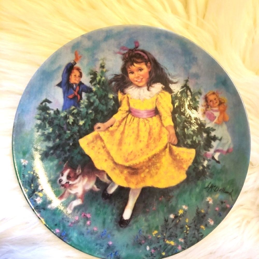 Vintage 1988 'Round the Mulberry Bush' Reco Knowles Collector's Plate